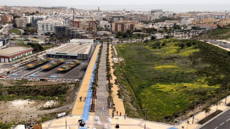 Das Stadtverordnetenkollegium eröffnet die Ausschreibungsfrist für den Bau und Betrieb des neuen Hallenbades in der Avenida Puerta del Mar.