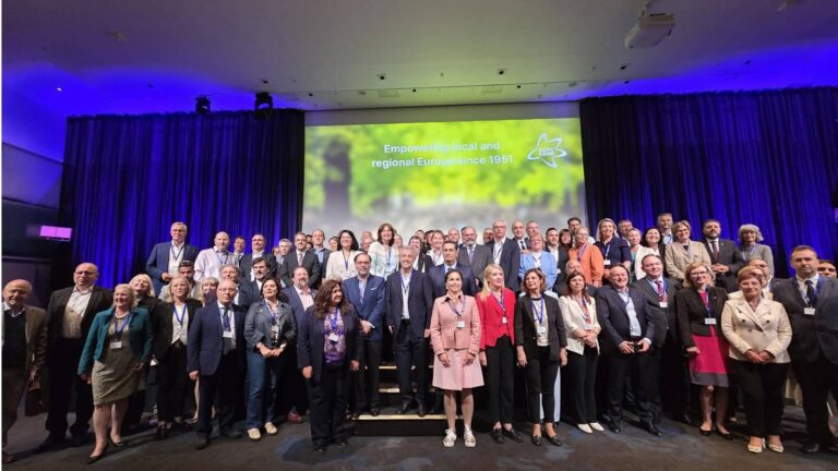 Der Bürgermeister verteidigt in Europa sein nachhaltiges Modell zur Erzeugung von Wasserressourcen durch eine Entsalzungsanlage mit Photovoltaik-Energie