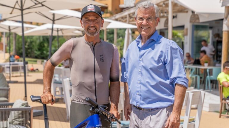 Bürgermeister von Estepona empfängt den Sportdirektor des UAE Team Emirates XRG, Joxean Fernandez ‚Matxin‘, nach seinem neuen Sieg bei der Tour de France