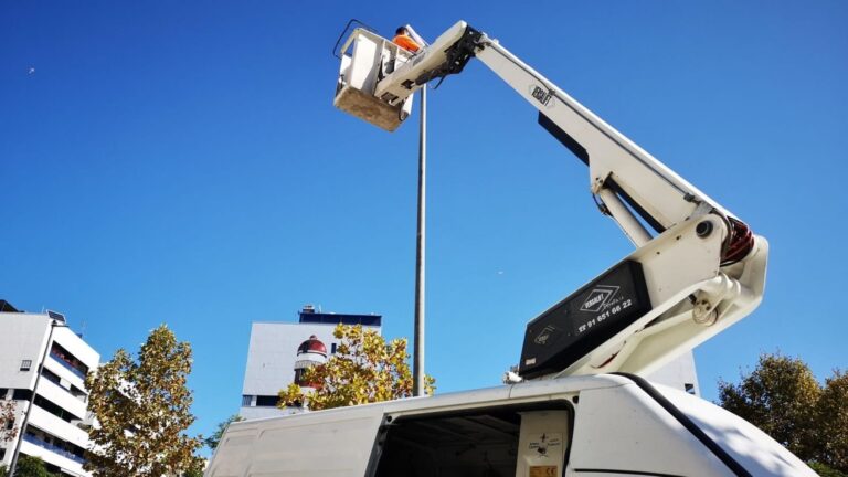 Stadtverwaltung Estepona vergibt den Auftrag zur Installation von Solarstraßenlampen in sechs Straßen am Stadtrand im Rahmen ihres effizienten Beleuchtungsplans