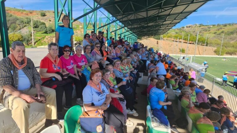 Mehr als hundert Personen nehmen an den Aktivitäten teil, die vom Stadtrat organisiert wurden, um den Internationalen Tag der Älteren zu feiern